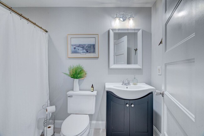 Building Photo - Midtown Rental in Forest Hills