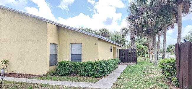 Building Photo - 210 Sparrow Dr