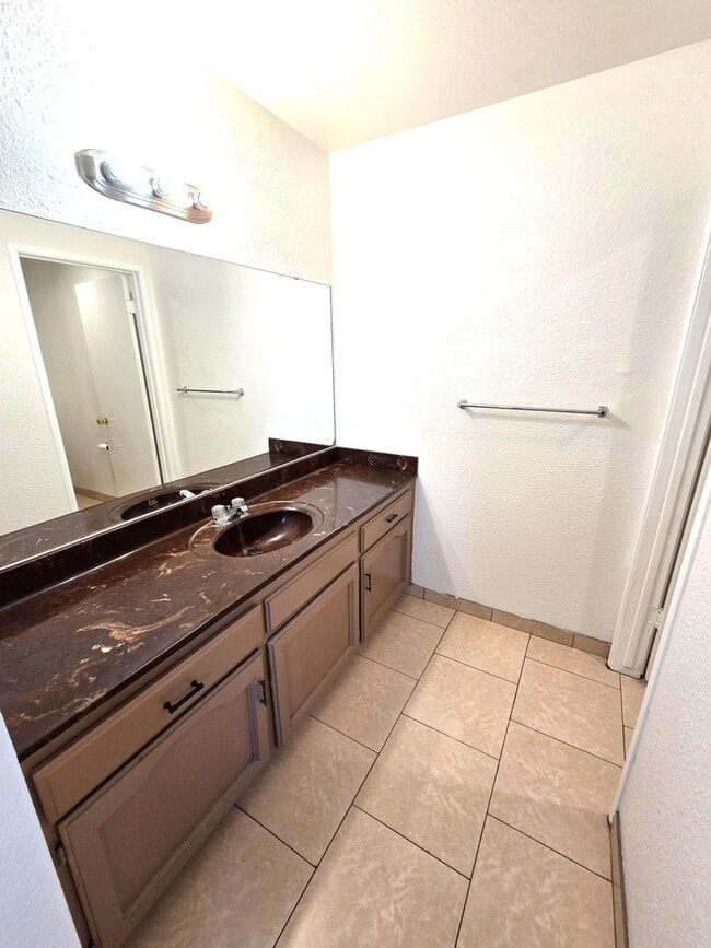 Building Photo - 1917-1919 W Whitendale Ave