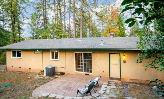 Building Photo - 3 Bedroom 1 Bathroom House Tucked in the T...