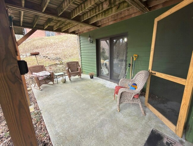 Building Photo - 169 Brookview Ln