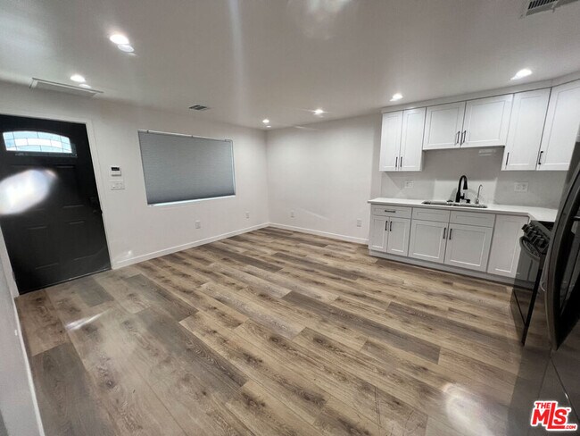 Building Photo - 7718 N Glenoaks Blvd