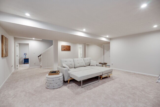 Building Photo - 194 Cresting Rd