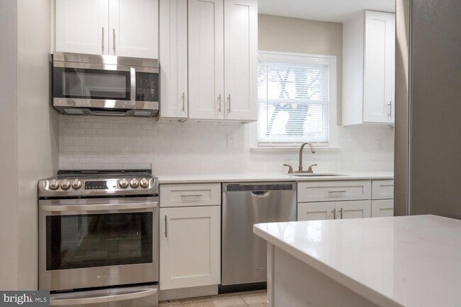 Building Photo - 3903 Fairview Dr