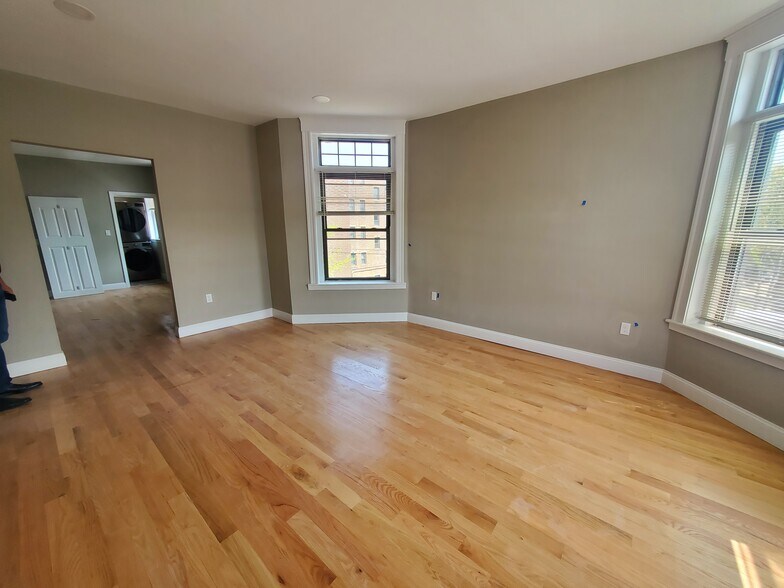 Building Photo - 1914 Beacon St