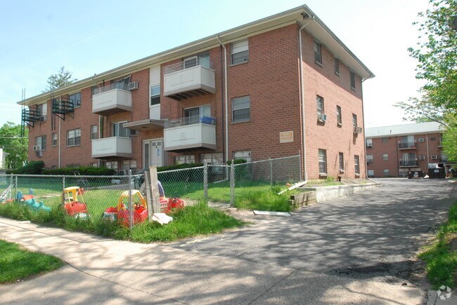 Building Photo - Lakeside apartments