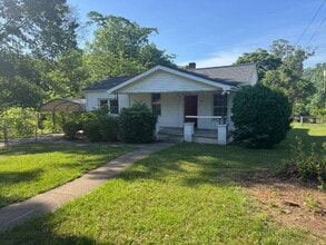 Building Photo - Refreshed and Move-In Ready