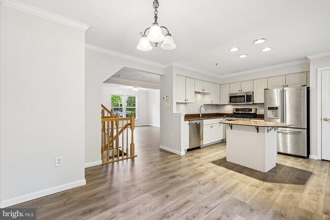 Building Photo - 8727 Thornbrook Dr