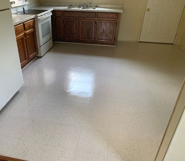 Building Photo - Quaint home located in City Limits