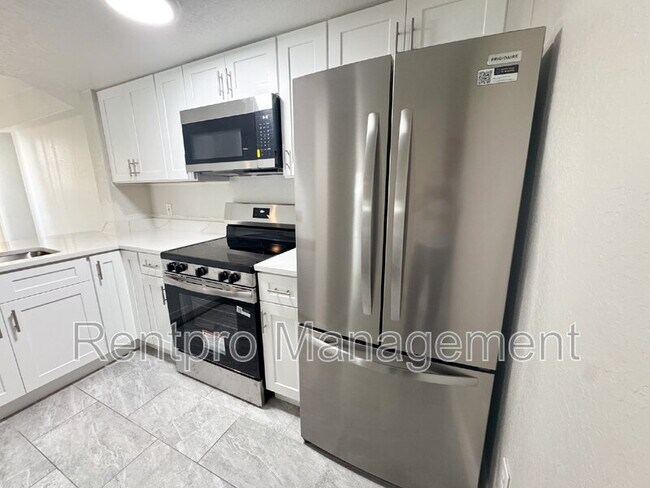 Building Photo - 850 S Tamiami Trl