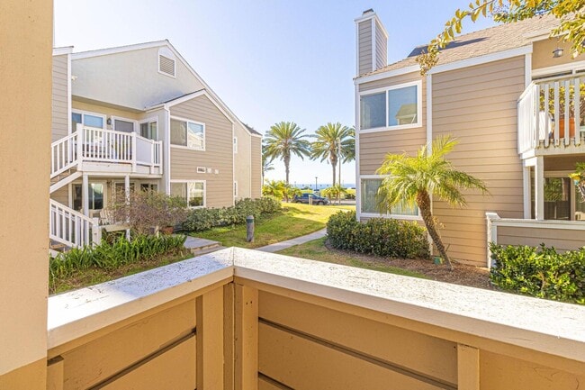 Building Photo - Remodeled 2 Bed, 2 Bath Condo with Ocean V...