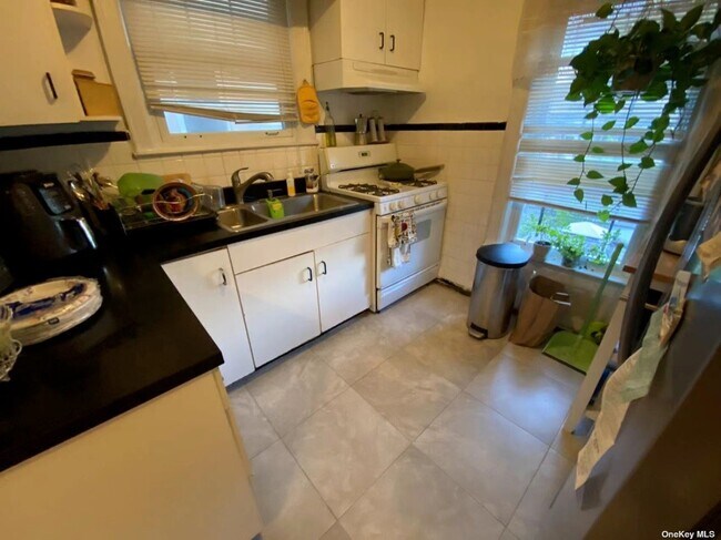 Building Photo - 85-17-85115 115th St