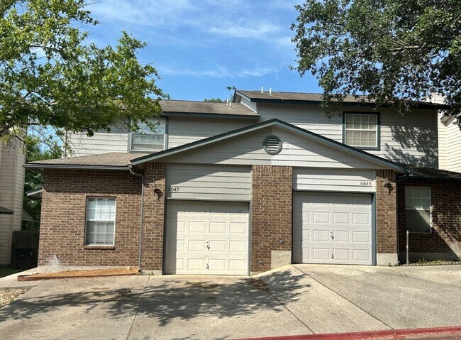 Building Photo - 3 BD/2.5 BA AVAILABLE IN GATED COMMUNITY I...