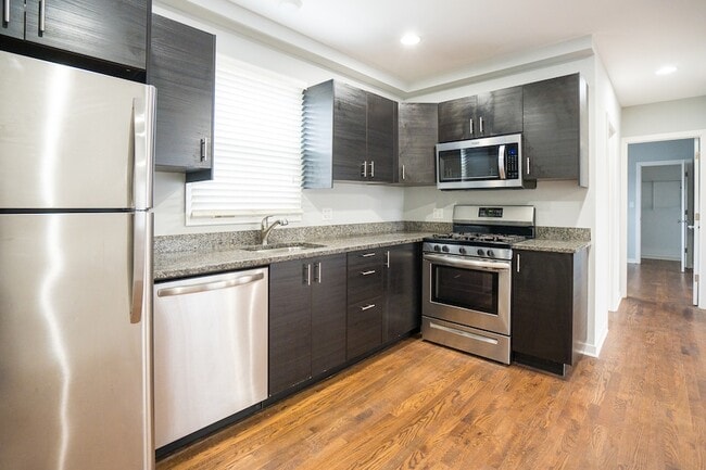 Building Photo - 2204 N Nagle Ave