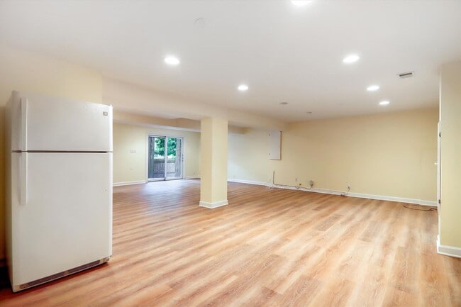 Building Photo - 5 BR 4.5 BA home with inground heated pool and extensive hardscape!