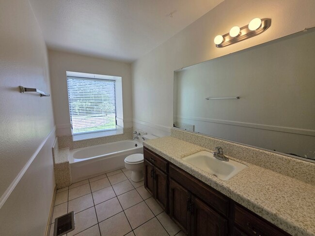 Building Photo - 3 Bedroom 2 Bathroom near shopping and restaurants!