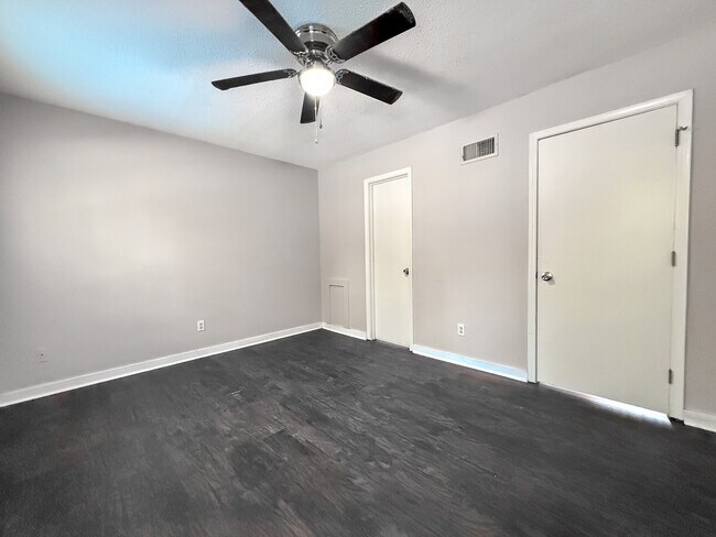 Building Photo - 731 Coventry Ln