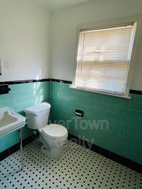 Building Photo - 3558 Poplar Ave