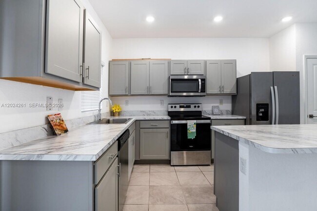 Building Photo - 1170 SW 7th Ct