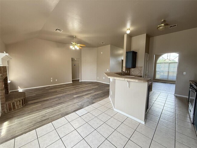 Building Photo - 13525 Bell Ave