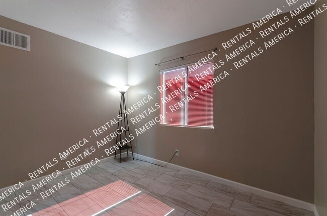 Building Photo - 1226 N Bryant Ave