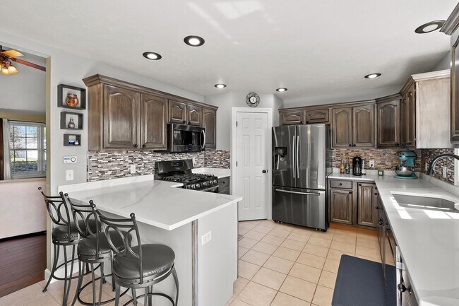 Building Photo - Four bedroom, 3 Bathroom with Bonus Room a...