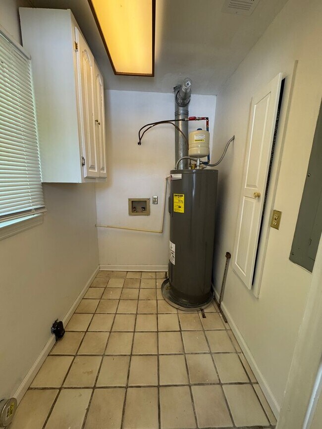 Building Photo - Cozy 3/1 House in East Rome- $1,495