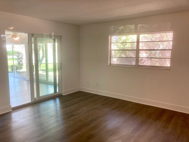 Building Photo - 2 bedroom, 2 bath condo ready to go!