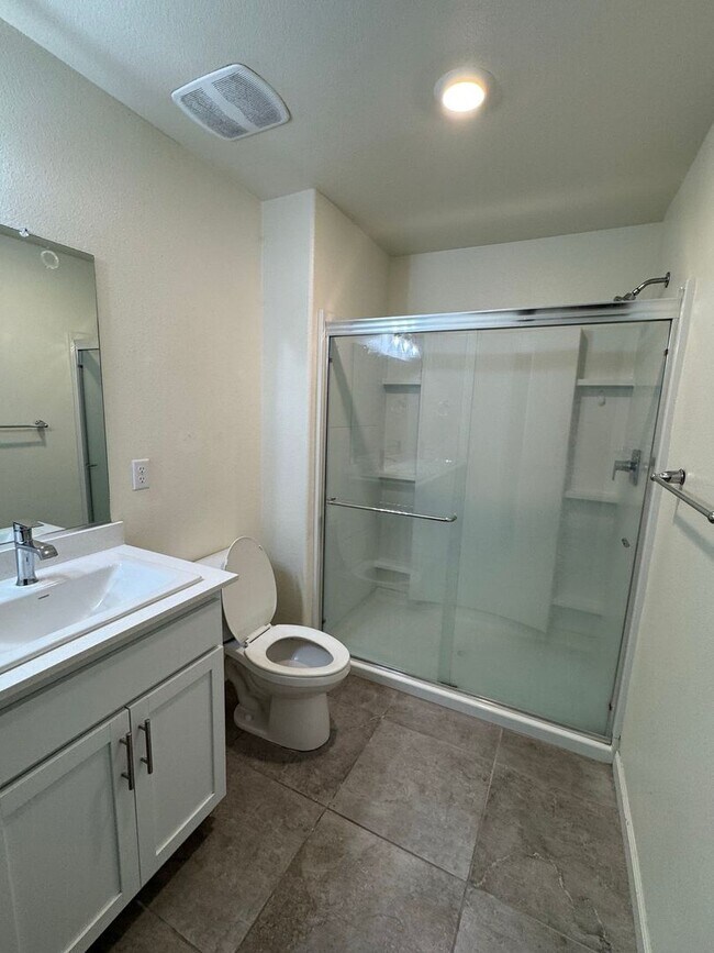 Building Photo - Perfect 5 bedroom, 3.5 bath home with atta...