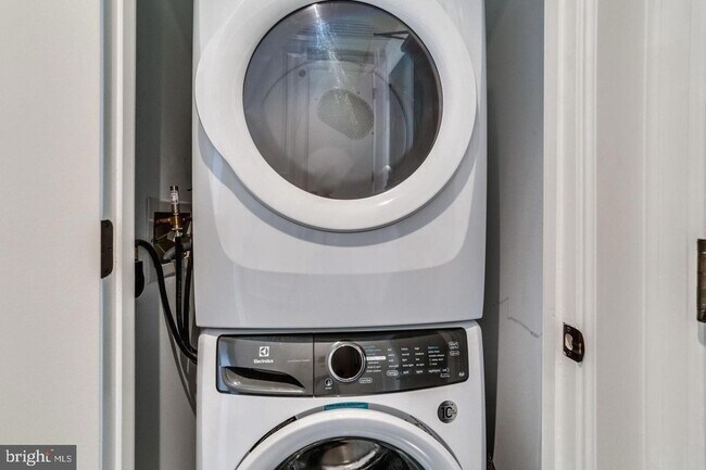 Building Photo - 1011 M St NW