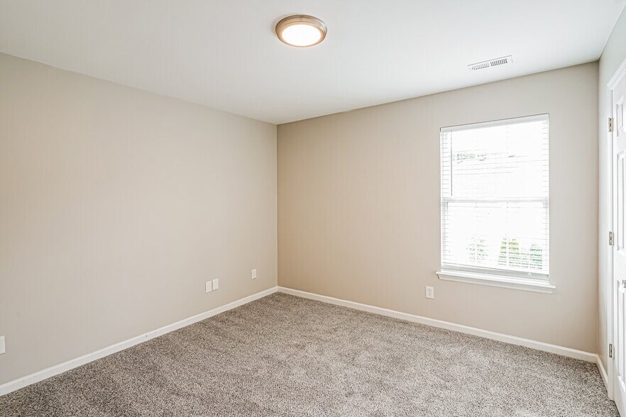 Building Photo - 102 Meadow Crest Ct