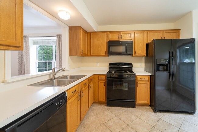 Building Photo - Updated 3-Level End Unit Townhouse in Caro...