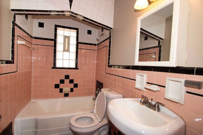 Building Photo - 2 Bedroom 1 Bathroom House