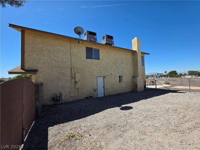 Building Photo - 1745 Mt Hood St