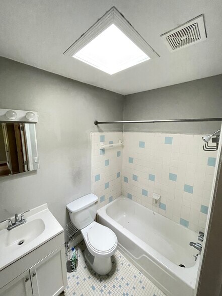 Bedroom1-2_SharedBathroom - 306 Lancaster Dr
