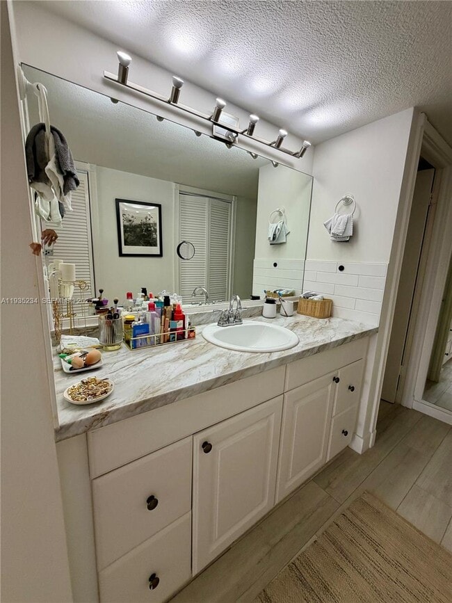 Building Photo - 1450 Brickell Bay Dr