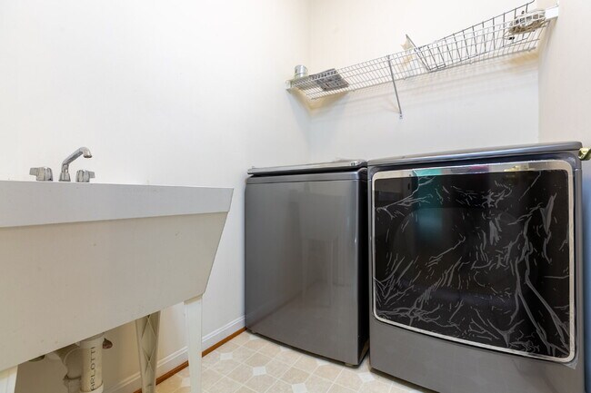 Building Photo - Spacious, Light-Filled Home in the Desirable Broadlands