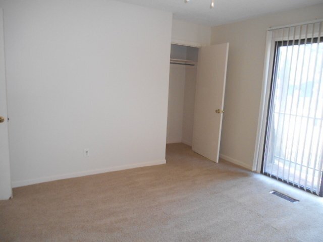 Building Photo - Townhouse For Rent