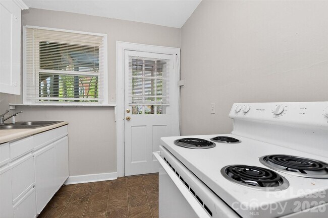 Building Photo - 1412 Park Dr