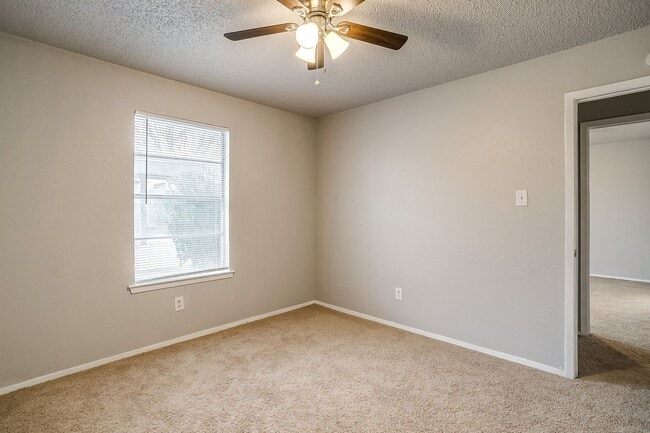 Building Photo - 2521 Indigo Ln