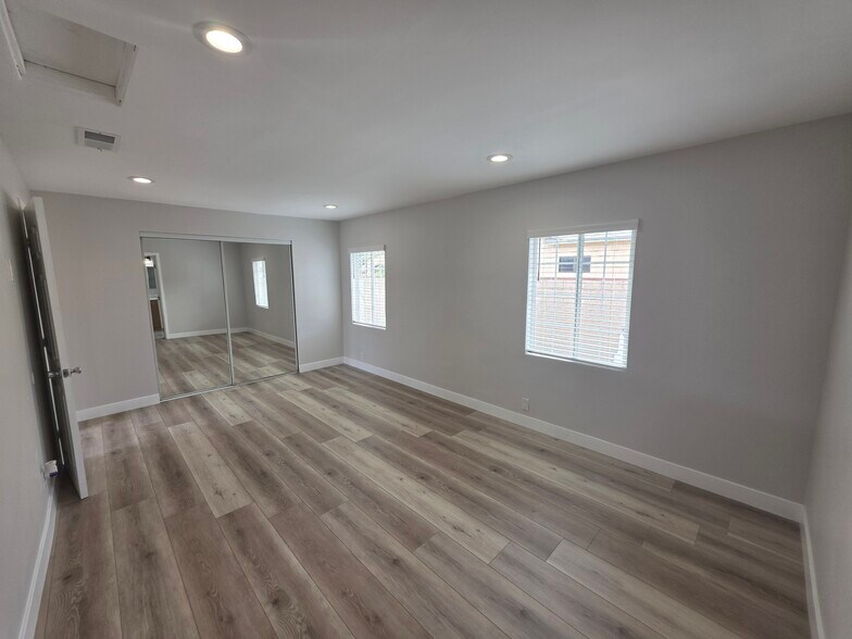 Building Photo - 10303 Arminta St