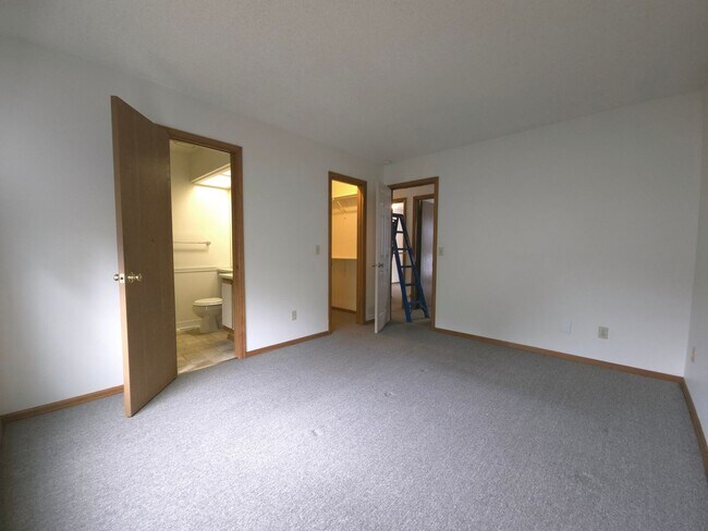 Building Photo - Spacious Tri-Level Home in Lafayette