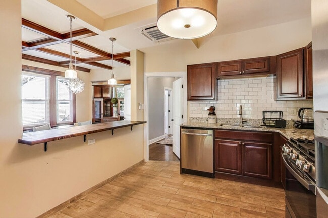 Building Photo - 1506 W Thome Ave