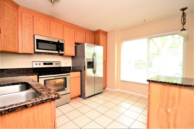 Building Photo - Upgraded Oviedo Home - Screened porch, fenced back yard, wood floors