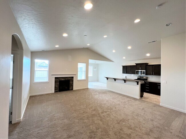 Building Photo - Beautiful, 3 bed 2 bath home close to lake...