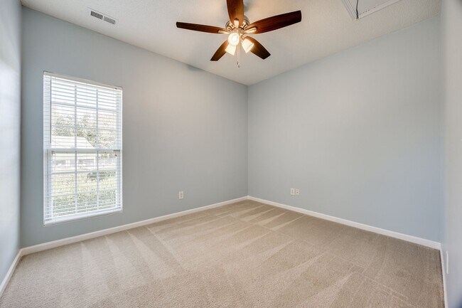 Building Photo - Well maintained 3 bedroom 2 bath home with...