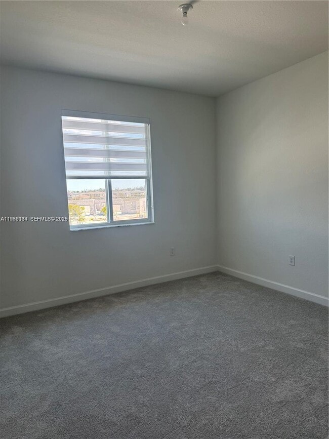 Building Photo - 621 SE 13th St Cir