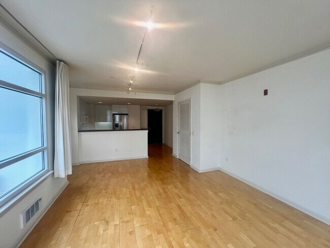 Building Photo - Excellent South Beach Location-1 Bed/1 Bath in Amenity Building with W/D & Garage Parking!