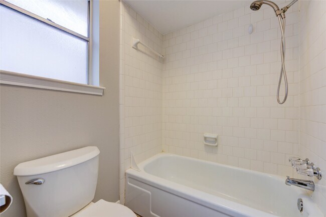 Building Photo - 2715 Halstead Dr