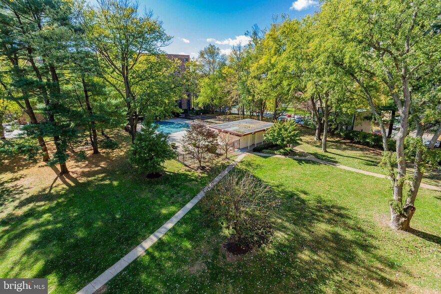 Building Photo - 7420 Lakeview Dr